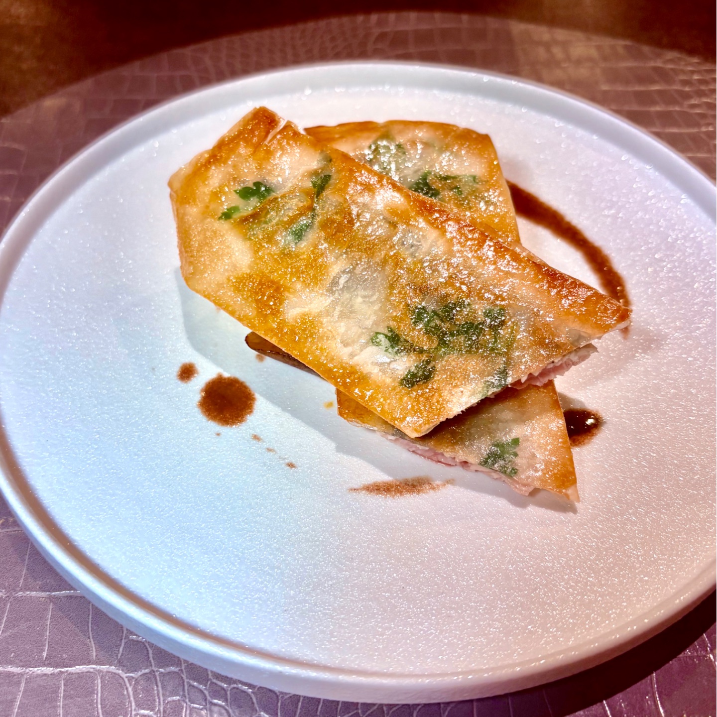 ガラスの皿に盛り付けた前菜、ハーブとトマトとアボカド添え