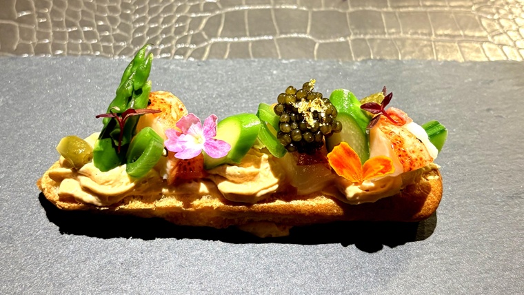 花や野菜を彩りよく添えた前菜